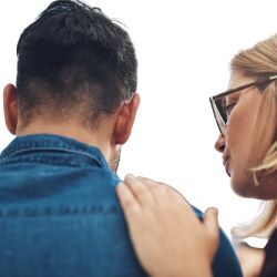 Vrouw legt hand op de schouder van een man. Beiden op de rug gezien